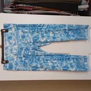 Victoria Sport Ocean Wave Women's Capri Leggings